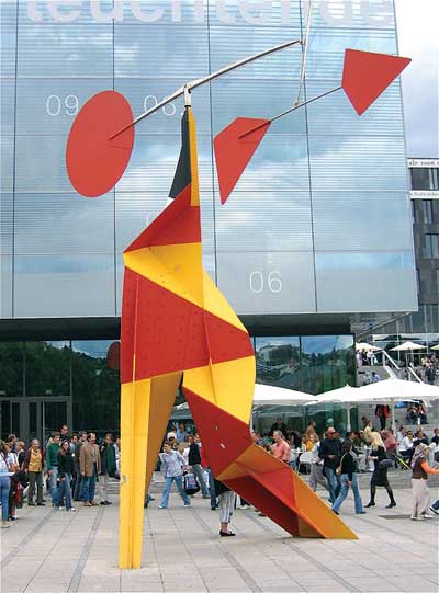 Engineering Spelled Out - Alexander Calder's Crinkly avec disc rouge, (1973).