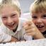 Dos niños sobre un teclado
