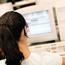 Estudiante frente a una computadora